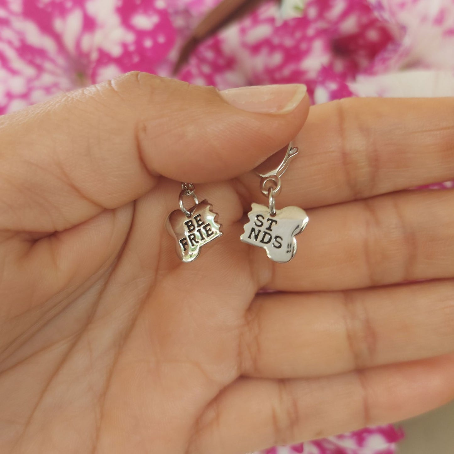 Collar BFF para mujer y perro con forma de medios huesos de singularu sobre mano de modelo.