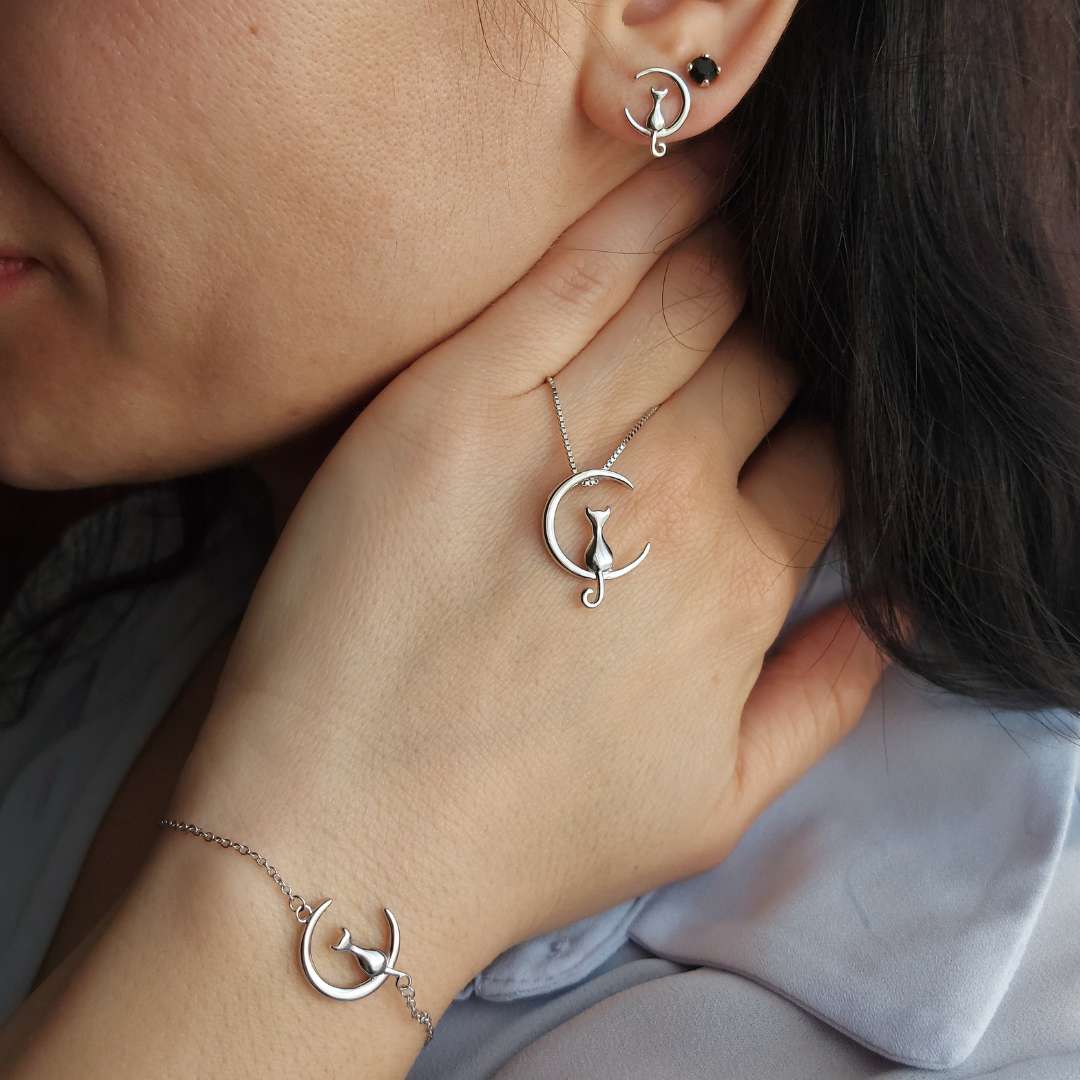 pulsera, collar y pendientes de plata con gato y luna, puestas en modelo de TOUS