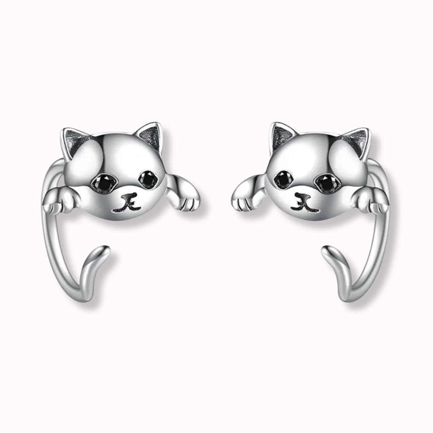 Pendientes con gatitos con forma para abrazar los lóbulos de orejas de niñas y mujeres, de plata sobre fondo blanco del corte inglés