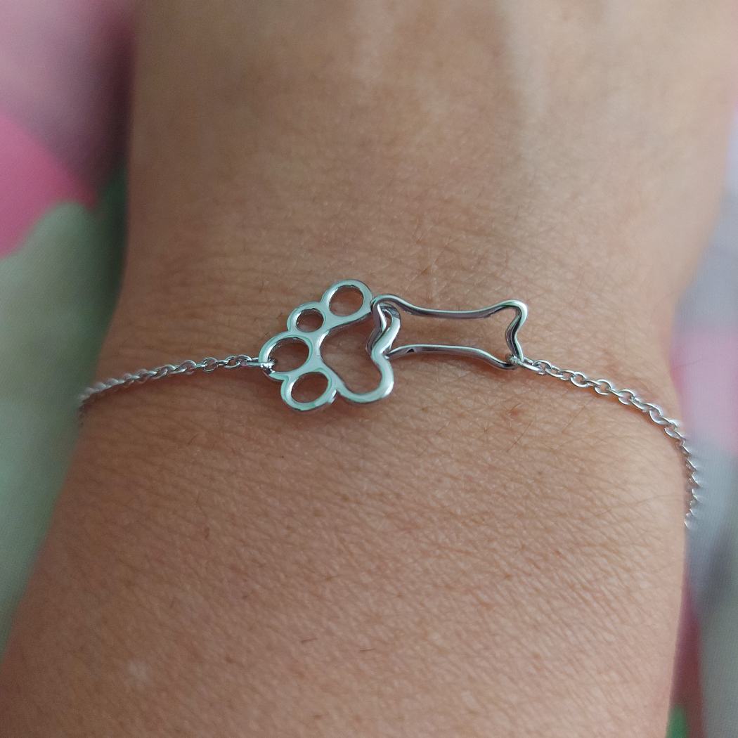 Pulsera con huella de perrito y hueso en plata de ley para amantes de los perro en muñeca de mujer singularu