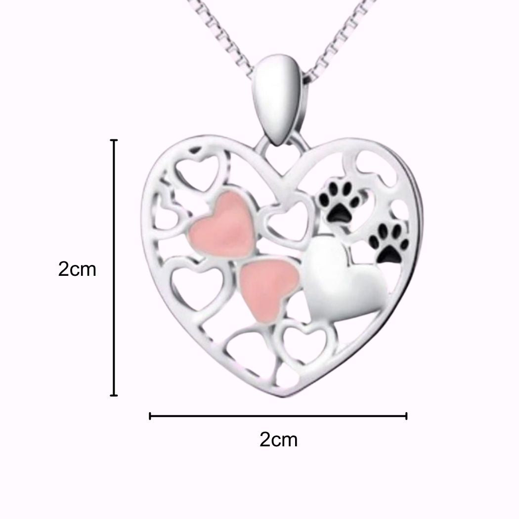 InfografÃa de las medidas del collar de árbol de vida de PANDORA con forma de corazón relleno de huellas y corazones. 2 x 2 cm.
