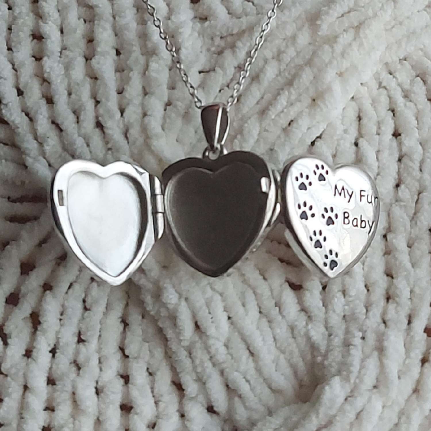 Colgante de plata para fotos, con forma de corazón con huellas de mascota abierto en 3 partes, en acordeón de PANDORA