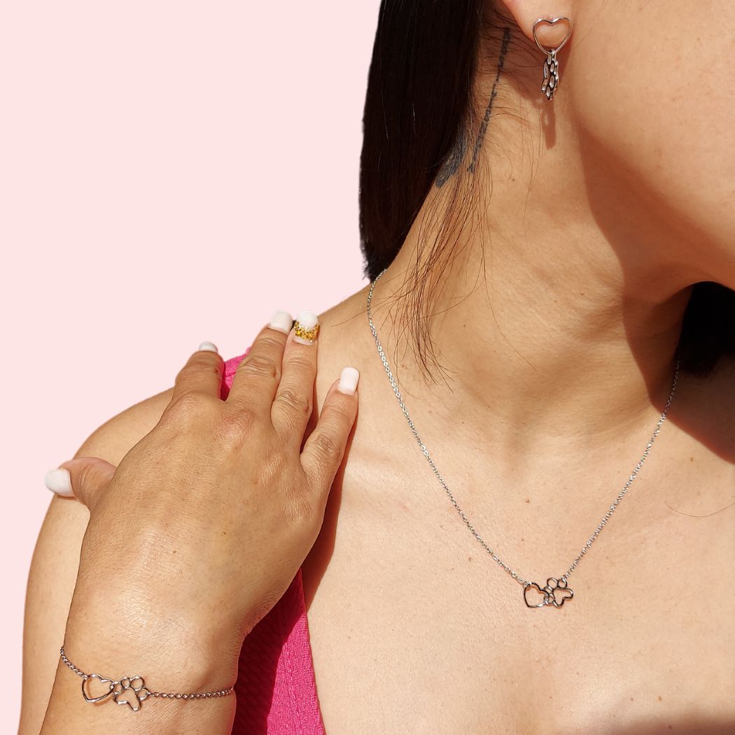 Modelo luciendo el kit de joyas de plata para mujer con corazones y patas de perros y gatos de pandora