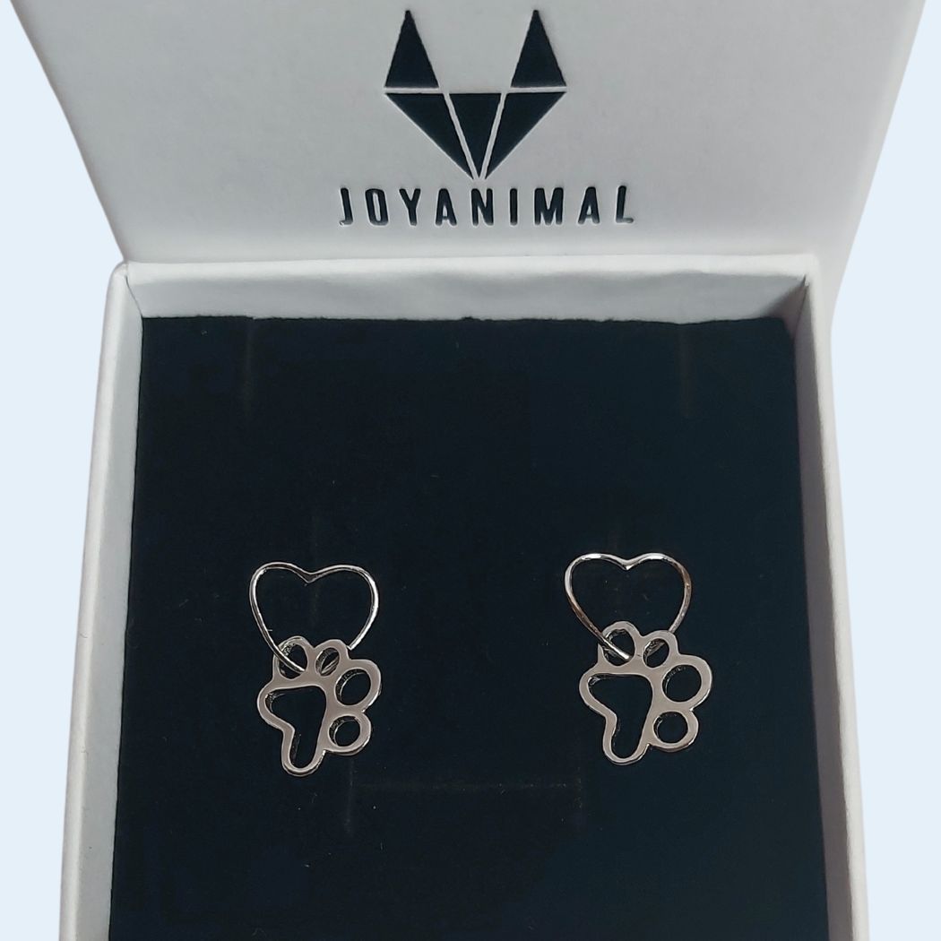 Pendientes de plata con un corazón del que cuelga una huella de perro o gato, en una caja regalo de PANDORA