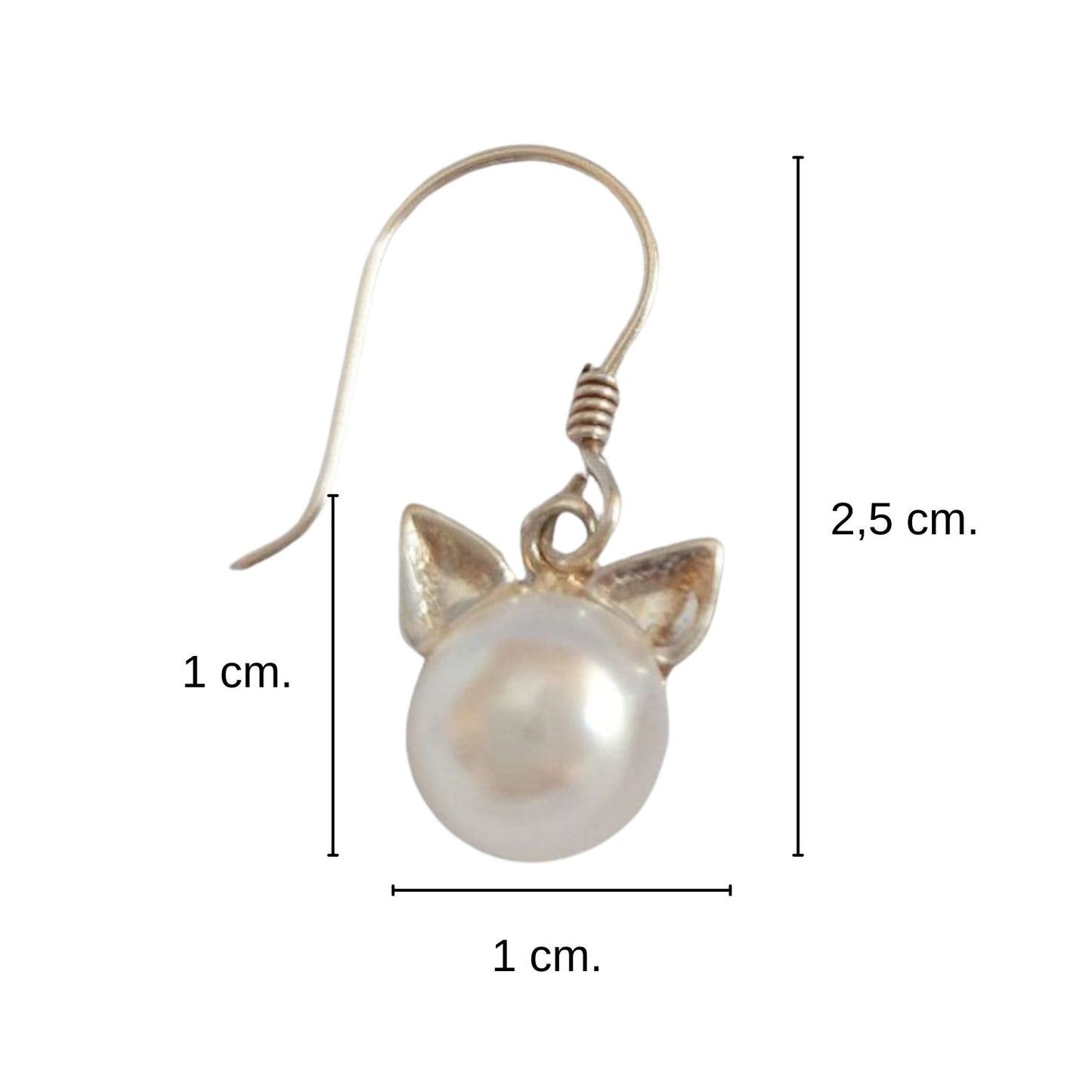 InfografÃa con las medidas de los Pendientes colgantes con una perla y orejas de gatito. Diámetro de 1 cm y cuelga 2,5 cm.