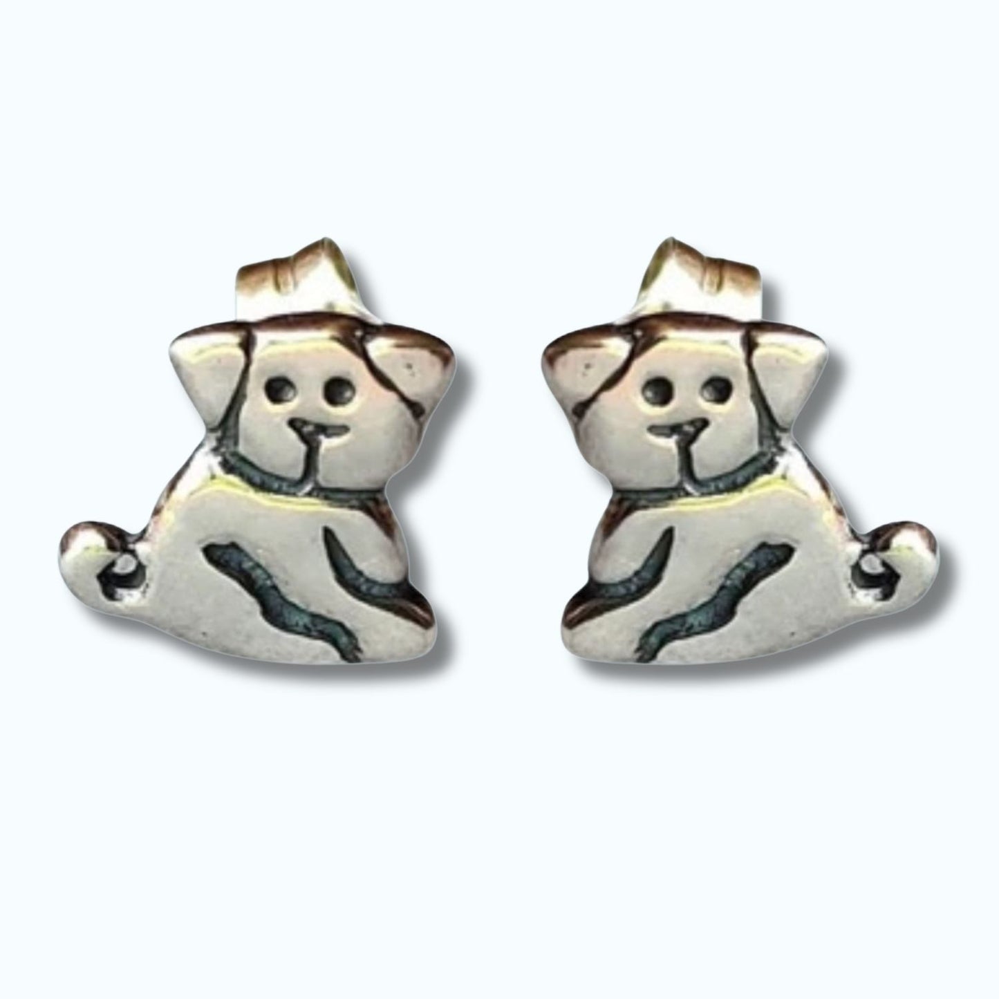 Pendientes pequeños de plata de ley con forma de perrito sobre un fondo azul de pandora