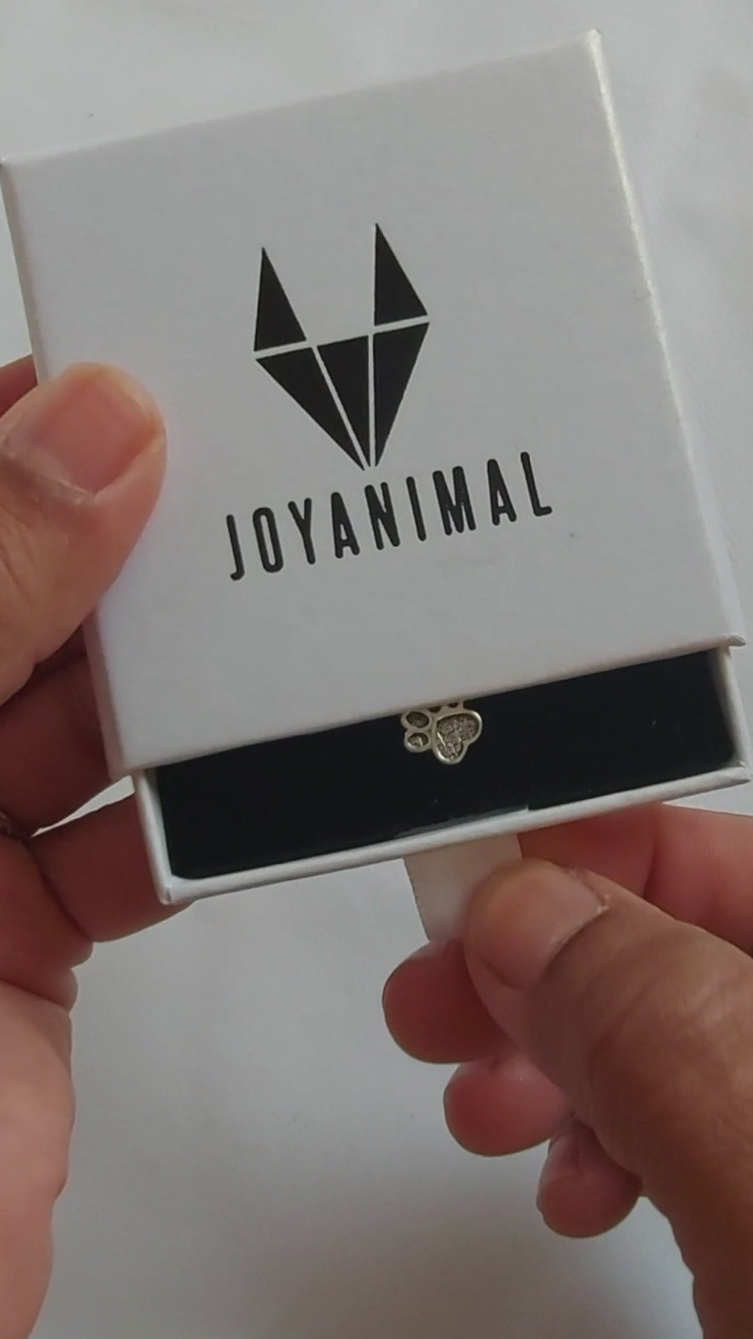 Vídeo enseñando el collar de plata para cenizas de mascotas, con 2 huellas colgantes. Tutorial para introducir las cenizas en el colgante.