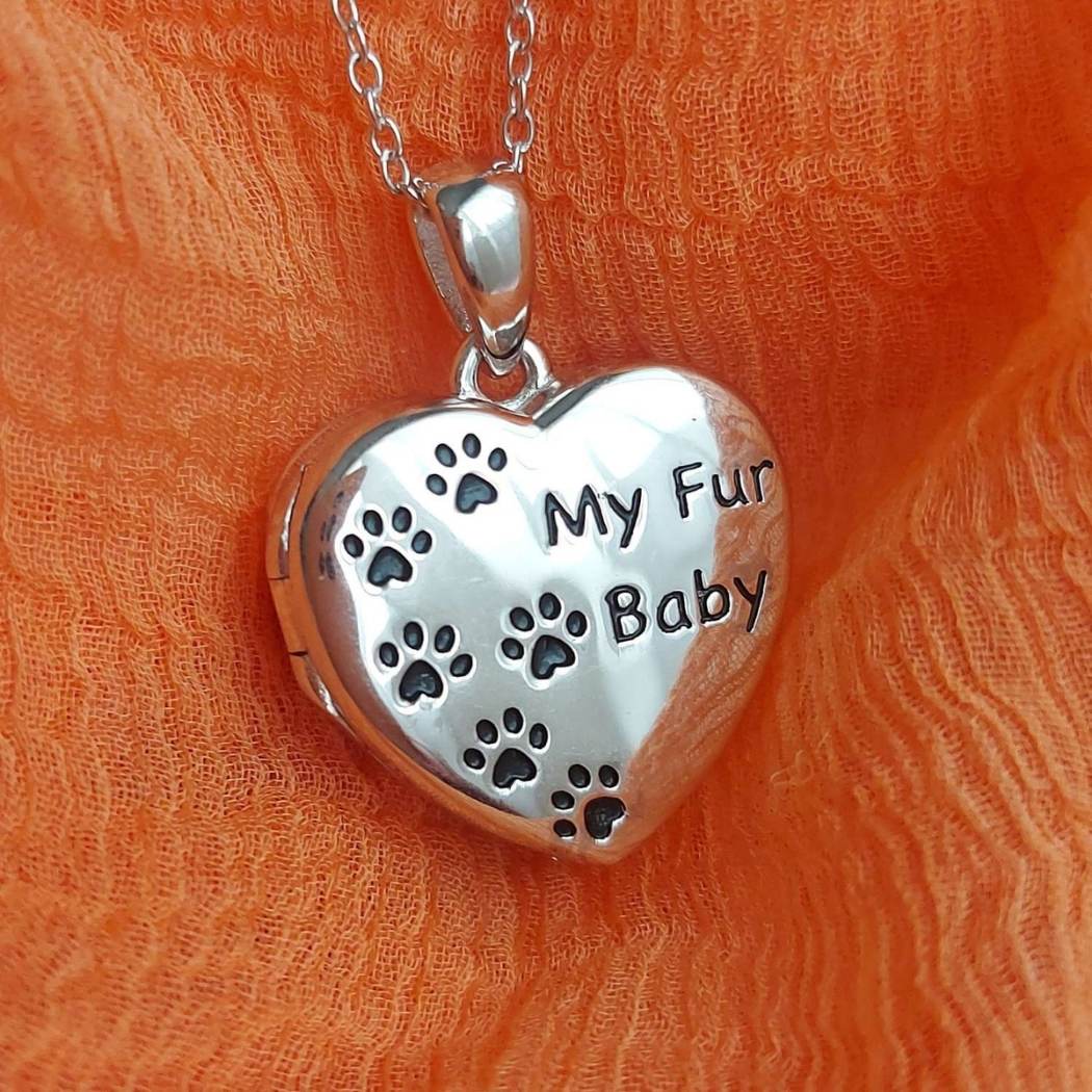 Colgante de corazón portafotos, de plata, con huellas negras de SINGULARU