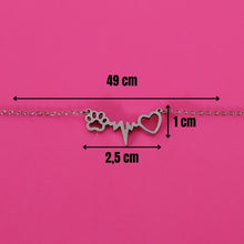 Infografía de las medidas de una joya: cadena de 49 cm. y colgante de huella y corazón de 2,5 x 1 cm.