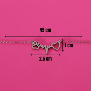 Infografía de las medidas de una joya: cadena de 49 cm. y colgante de huella y corazón de 2,5 x 1 cm.