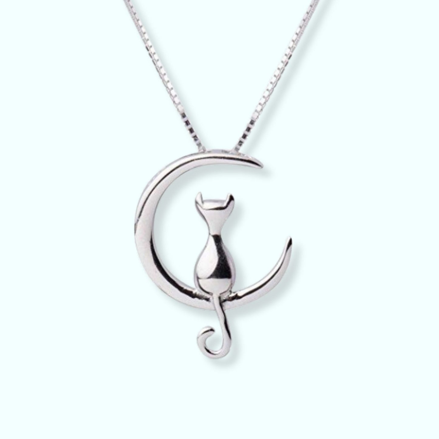 Collar de plata de Pandora con un gato dentro de una luna, sobre fondo blanco