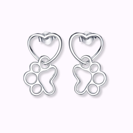 Pendientes colgante de huella y corazón de mascota entrelazados de plata de ley de pandora sobre fondo neutro