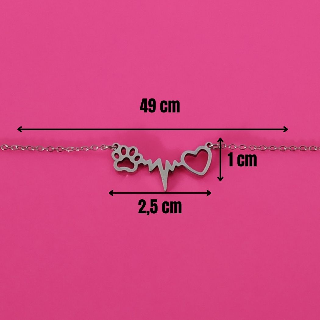 Infografía de las medidas del colgante con huellita de gato o perro y latidos de corazón: cadena de 49 cm. y colgante de 2,5 x 1 cm.