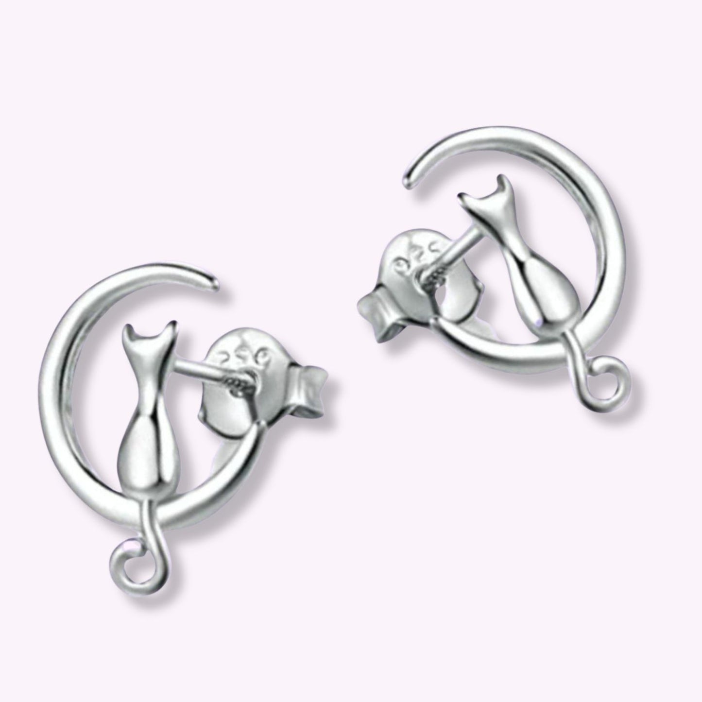 Pendientes para niña con forma de una luna con un gato de plata adentro. By Pandora