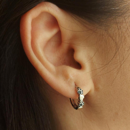 Aros pequeños con huellas negras y corazón, en plata de ley 925, diseñados para mujeres y niñas, en PANDORA