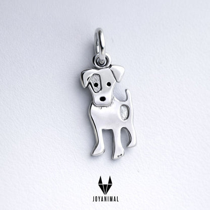 Colgante de perro ratonero de plata de ley 925 sobre fondo azul de tous