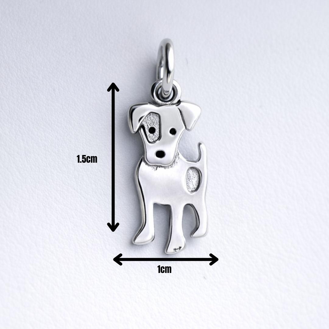 Infografía con las medidas del colgante de plata con forma de perro ratonero 1,5 x 1 cm.
