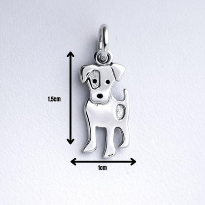 Infografía con las medidas del colgante de plata con forma de perro ratonero 1,5 x 1 cm.
