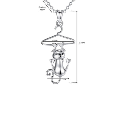 Medidas del Collar con colgante de gato en un percha, cadena de 45cm, y colgante de 3,5 x 1,5 cm aprox