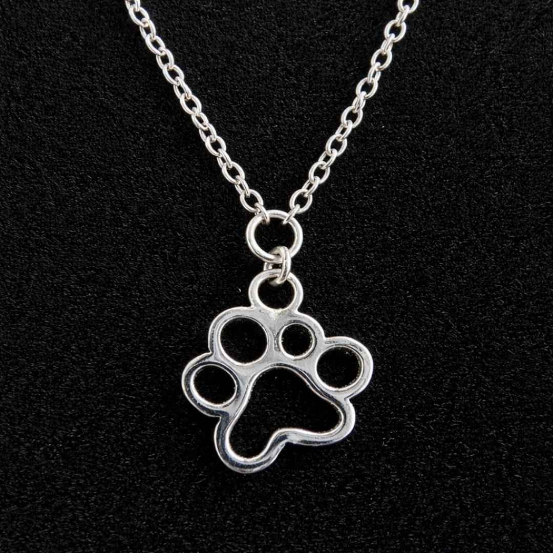 Collar con colgante de una huella hueca de perro o gato, sobre fondo negro, by PANDORA