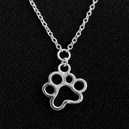 Collar con colgante de una huella hueca de perro o gato, sobre fondo negro, by PANDORA