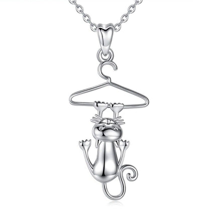 Collar con colgante de gato colgando de una percha, excusivo y divertido felino. Pandora