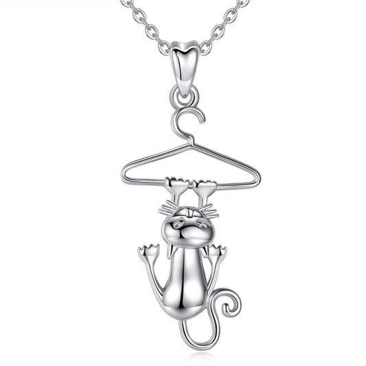 Collar con colgante de gato colgando de una percha, excusivo y divertido felino. Pandora