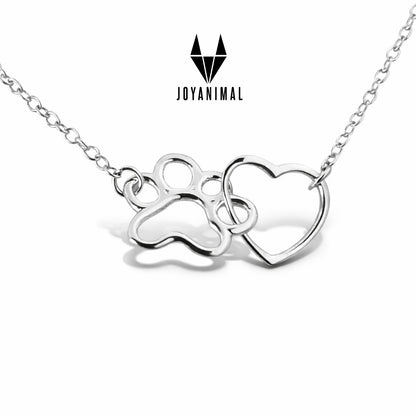 Colgante con corazón y huellita de perrito o gatito en plata de ley 925 sobre un fondo blanco PANDORA
