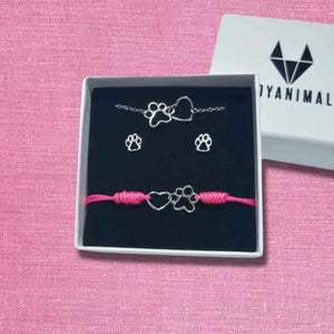 Conjunto de joyas para regalar a niñas para la comunión formado por huellas y corazones de animales, en plata y ajustable en hilo rosa, en caja de regalo de tous