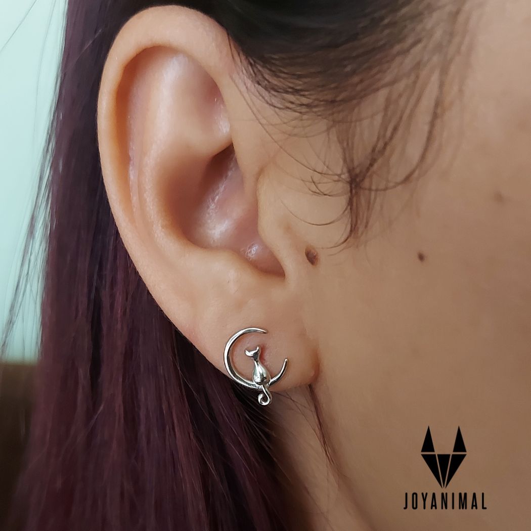 Pendientes con un gato en la luna, en oreja de modelo mujer PANDORA