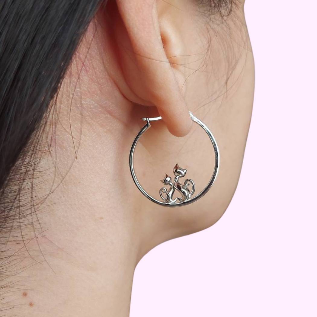 Aro de plata con forma de aro con 2 gatos en oreja de modelo de arena roja
