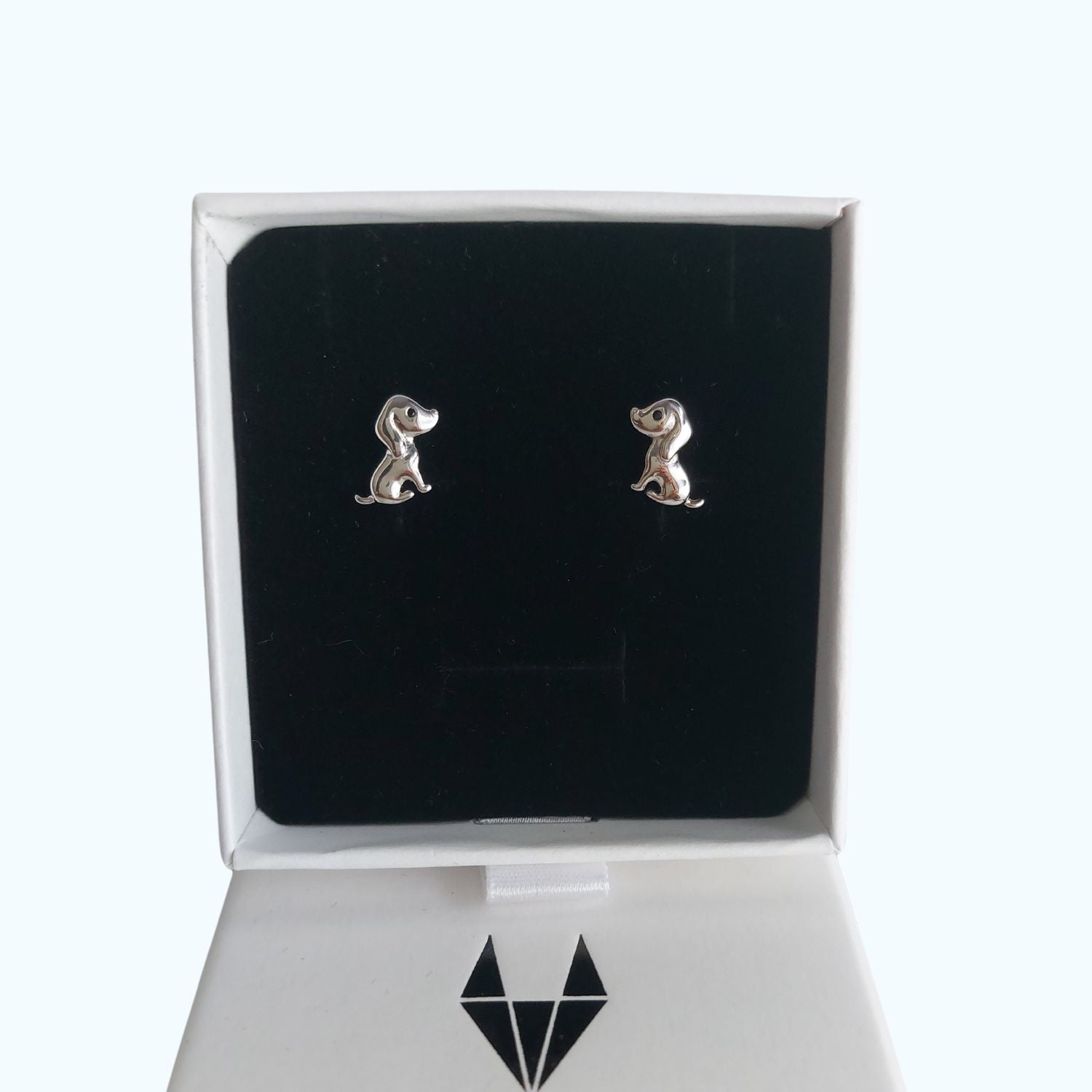 Pendientes de plata con forma de perrito en caja de regalo del corte inglés.