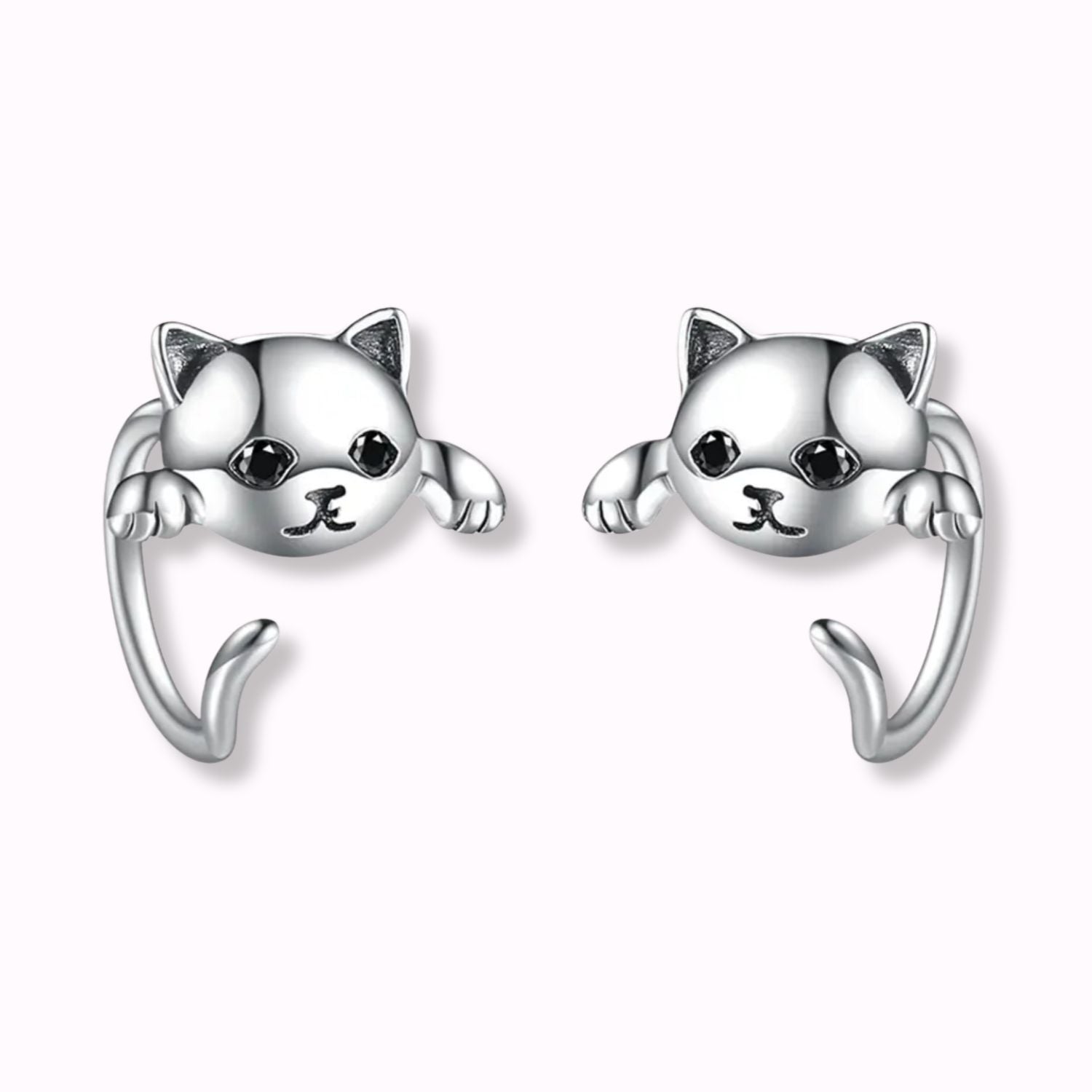 Pendientes con gatitos con forma para abrazar los lóbulos de orejas de niñas y mujeres, de plata sobre fondo blanco del corte inglés