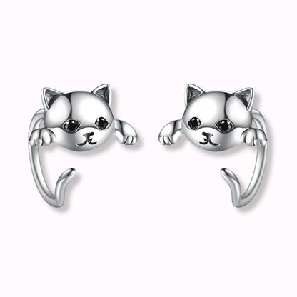 Pendientes con gatitos con forma para abrazar los lóbulos de orejas de niñas y mujeres, de plata sobre fondo blanco del corte inglés