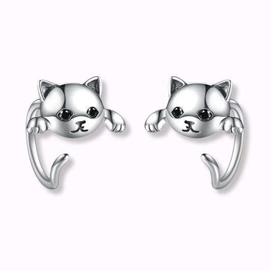 Pendientes con gatitos con forma para abrazar los lóbulos de orejas de niñas y mujeres, de plata sobre fondo blanco del corte inglés
