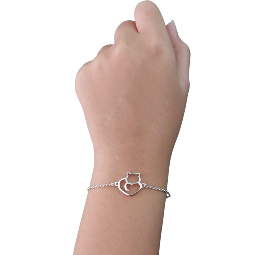 Pulsera de plata en forma de gatito con un corazón sobre muñeca de mujer, de Pandora