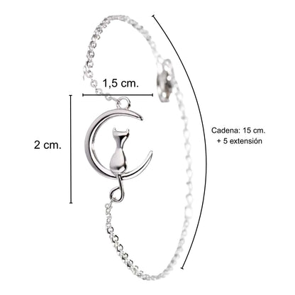 Infografía con las medidas de la pulsera con un gato en la luna: Alto del colgante 2 cm. ancho 1,5 y la cadena mide 15 cm y otros 5 de extensión