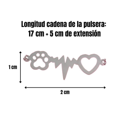 Infografía con las medidas de una pulsera con forma de huella, corazon y latidos de perro o gato, que son: el charm 2x1cm y la cadena 17cm más 5 de extensión