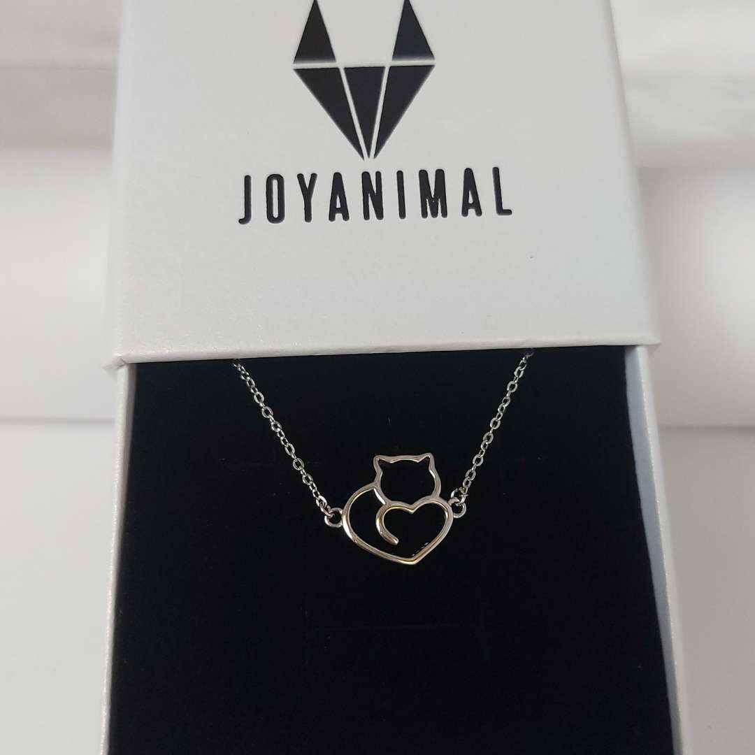 Collar de plata de Pandora con un colgante de corazón y un gato en una bonita caja de regalo