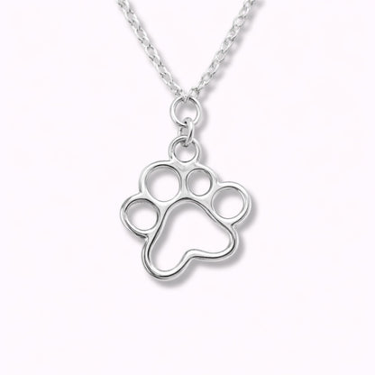Collar de plata con cadena fina y un pequeño colgante con una huella de PANDORA