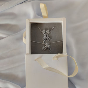 Pack joyería conmemorativa de mascotas. En cajita de regalo, pulsera, collar y pendientes con formas de huellas y alas. By Pandora