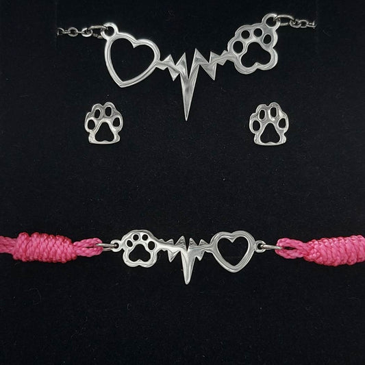 Conjunto de collar, pulsera ajustable y pendientes de plata para ninas, sobre fondo negro preparado para regalo de comunion a chicas de 8 años