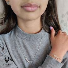 Una bonita modelo enseña un conjunto joyas de pandora compuesto por una pulsera, un colgante y unos pendientes con huellas y corazones