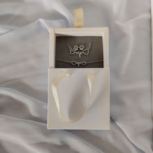 collar, pulsera y pendientes para mujer de acero quirúrgico, en una bonita caja para regalo.  Con formas de huellas y corazones de mascotas, de pandora