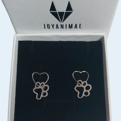 Pendientes de plata con un corazón del que cuelga una huella de perro o gato, en una caja regalo de PANDORA