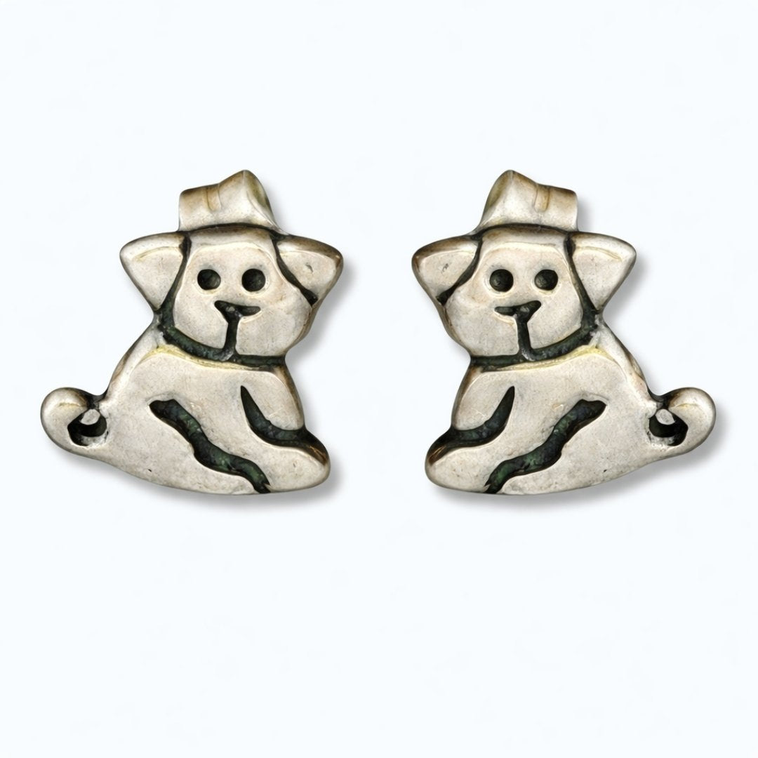 Pendientes pequeños de plata de ley con forma de perrito sobre un fondo azul de pandora