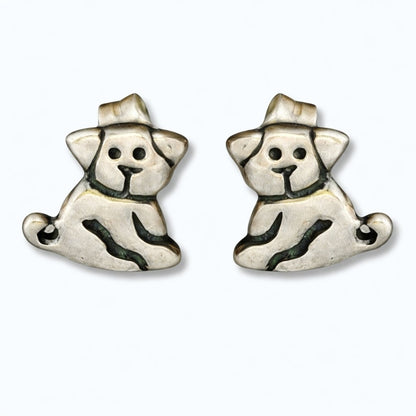 Pendientes pequeños de plata de ley con forma de perrito sobre un fondo azul de pandora