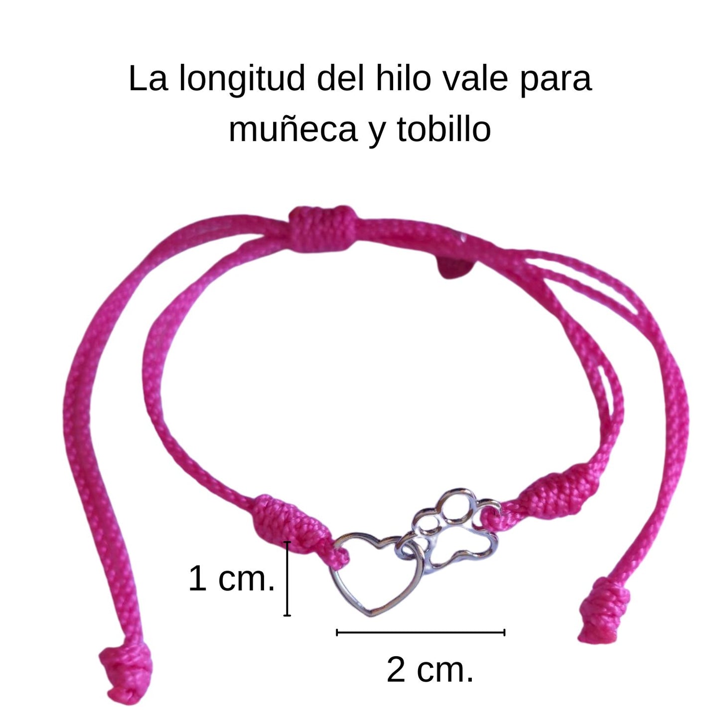 Infografía con las medidas de la pulsera ajustable de hilo rosa con huella y corazon de mascota: el charm mide 2 x 1 y la pulsera es válida para todo.