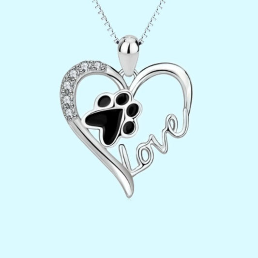 Collar de huella negra de perro o gato en el centro de un corazón que tiene la palabra love e incrustaciones de brillantes swaroski 