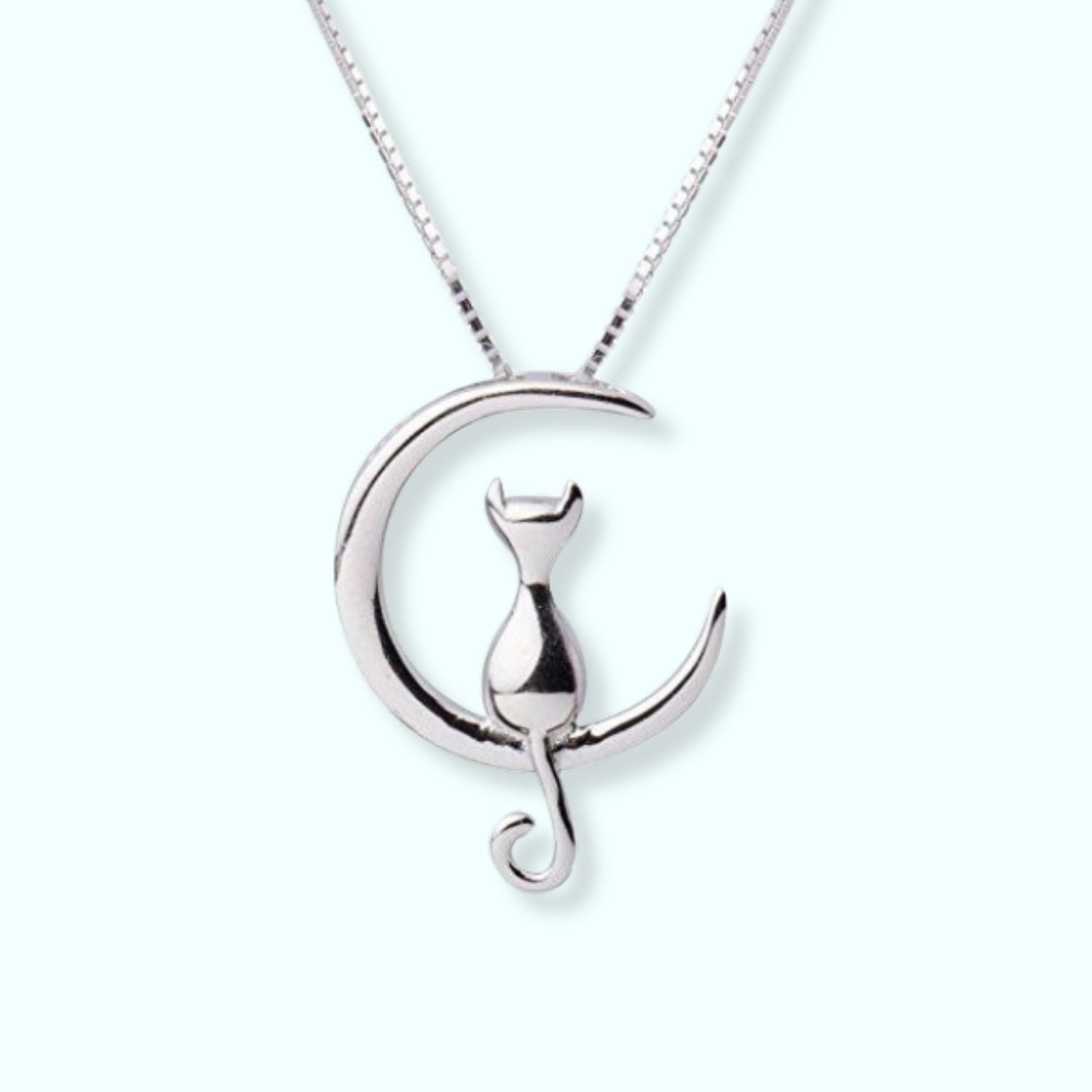 Collar de plata de Pandora con un gato dentro de una luna, sobre fondo blanco